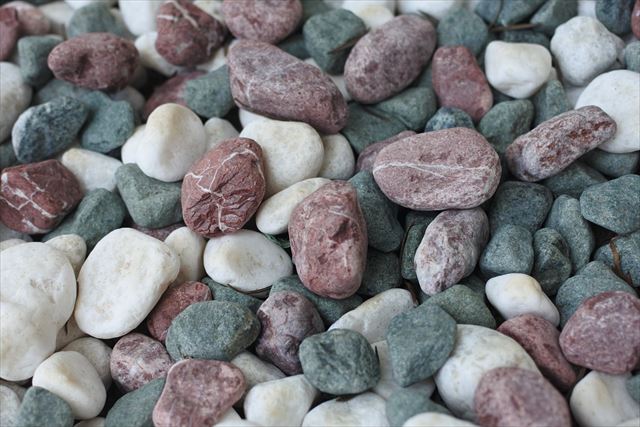 玉石 庭園 緑 赤 白