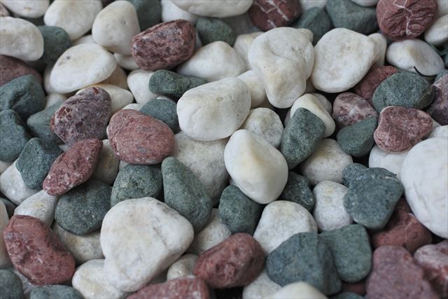 日本庭園 玉石 白 赤 緑