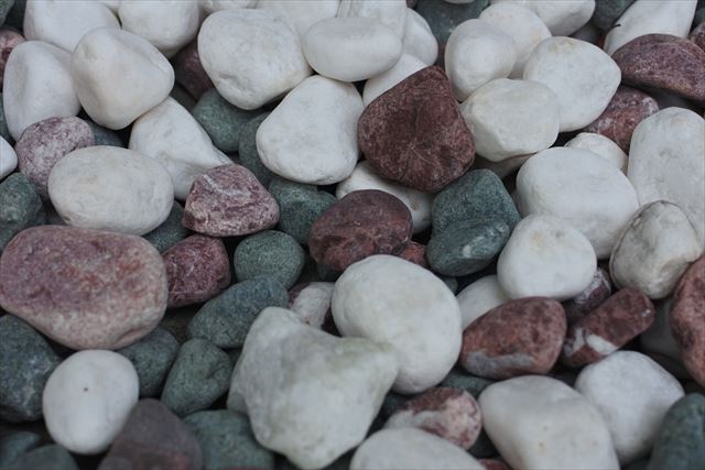 砂利 赤 白 緑