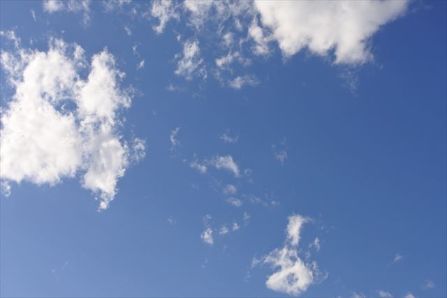 白い雲がぽっかりと浮かんでいます
