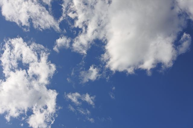ぽっかり浮かぶ白い雲。時間が経つのを忘れます