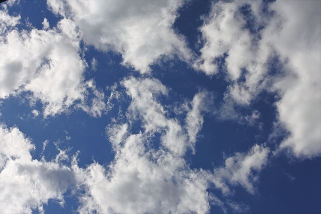 青い空に浮かぶ真っ白な雲
