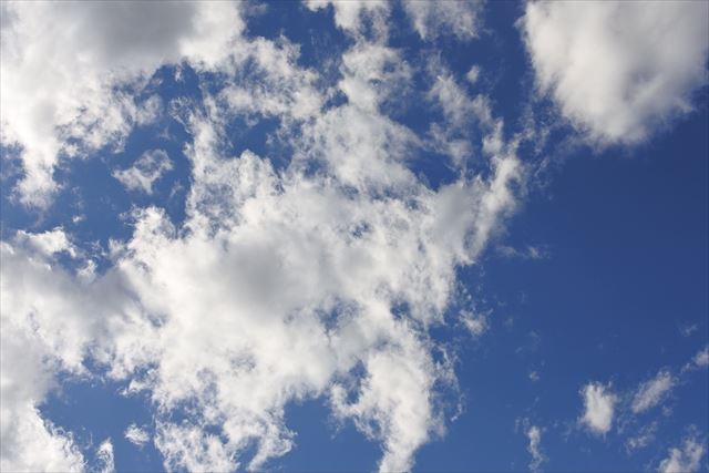 いい気分だなぁ。青い空。白い雲。