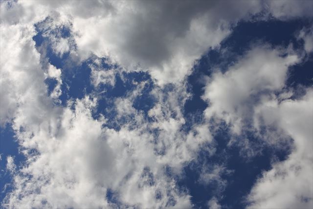 雲の向こうには青い空