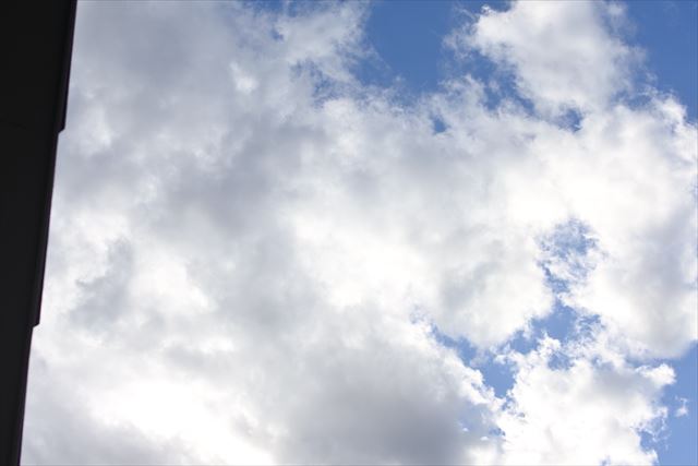 空を見上げました。青い空、白い雲