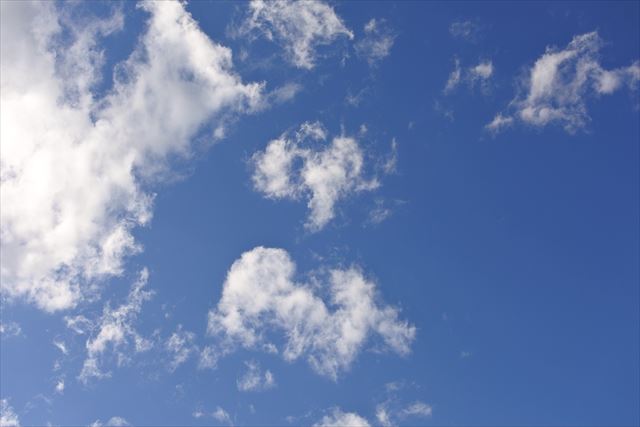 青い空に白い雲