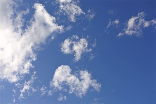 真っ青な空に白い雲が浮かんでいる・・