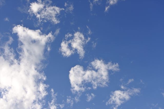 空がきれいです。青と雲の白