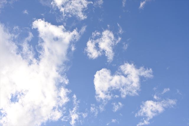 お天気がいいです。空が青いです。