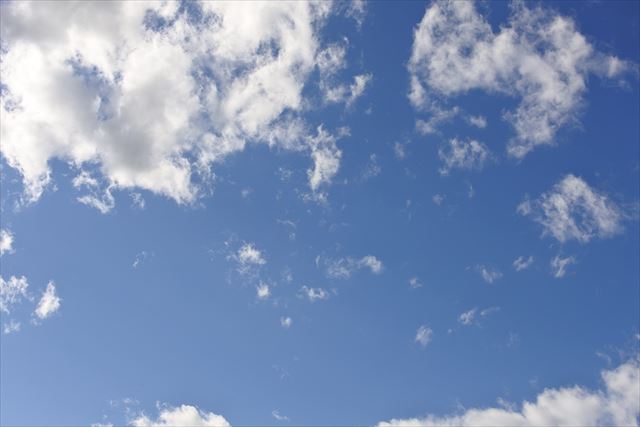 真っ青な空に白い雲