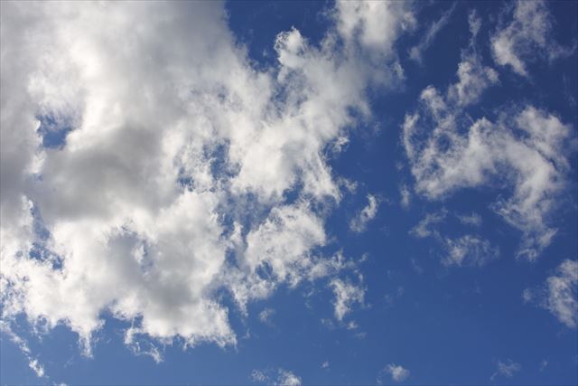 青空。雲が浮かんでる。