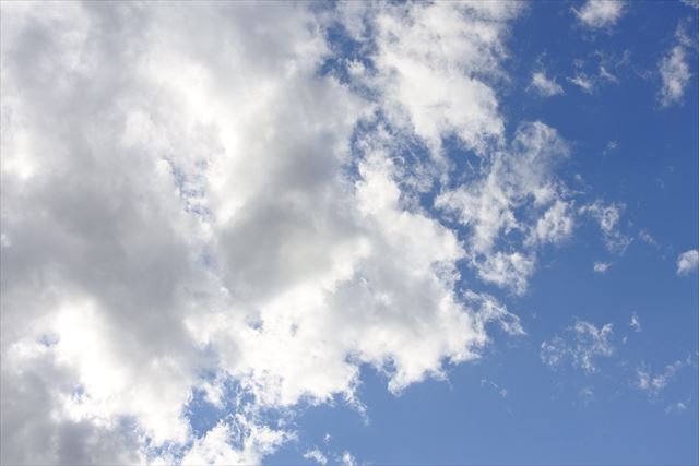 黒い雲が青い空を覆い始める