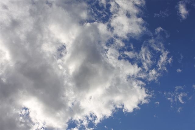 まっさおな空。雲行き怪しい