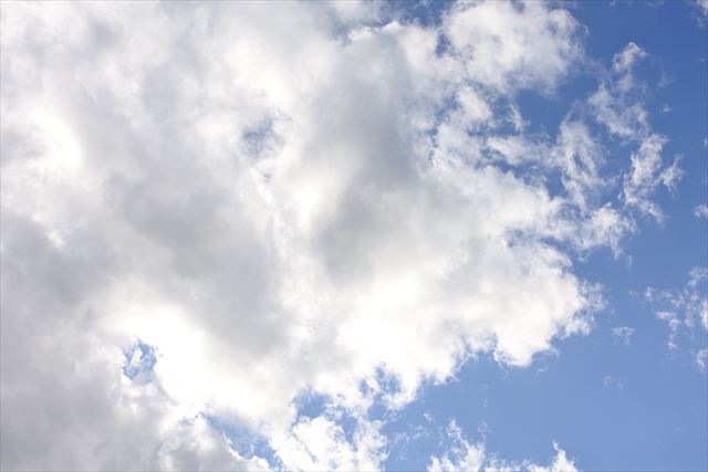 真夏の空。まぶしい。