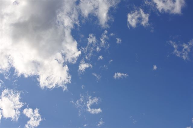 真青な空。白い雲