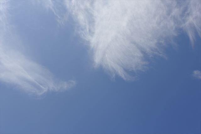 青い空にたなびく白い雲