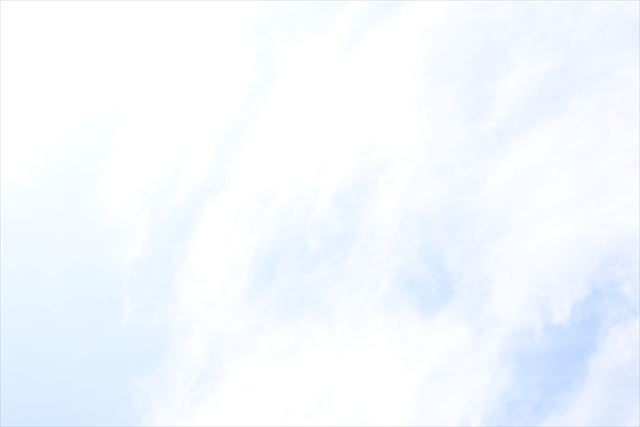 太陽がまぶしい真夏の空