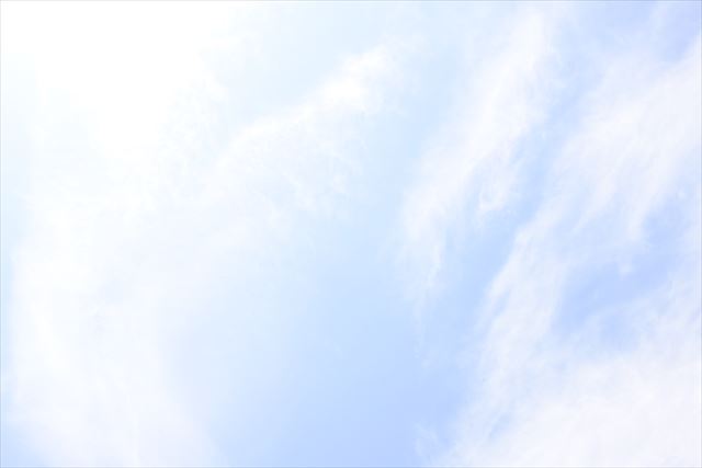 今日は陽ざしが強い。そんな空