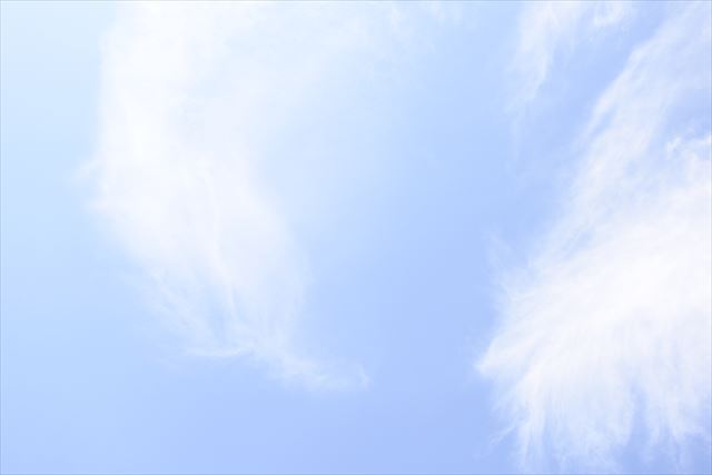 まぶしいな。真夏の空