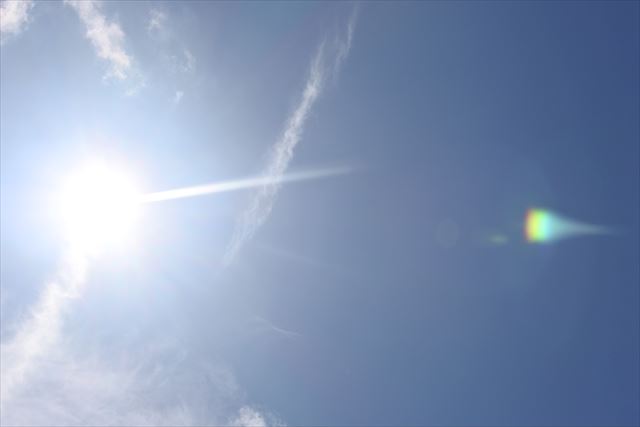 陽ざしがまぶしいです。真夏の空です