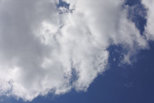 真っ青な空。白い雲。気持ちよく晴れています