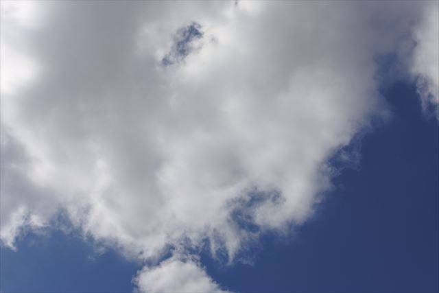 真っ青な空。雲が増えてきました。