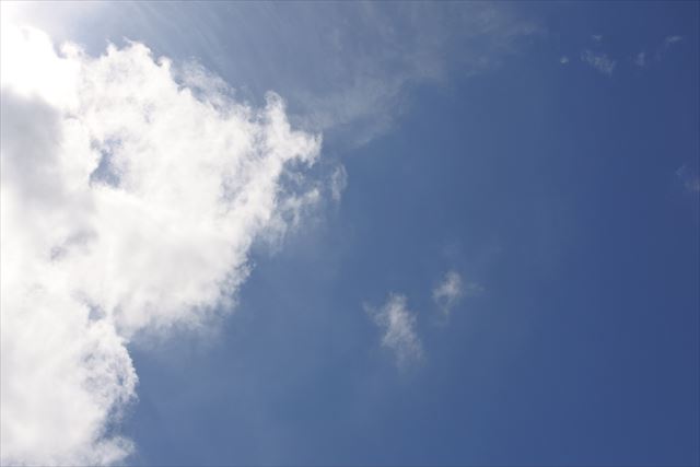 空を見上げていると自由になった気がする