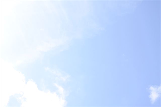 まばゆい太陽の光。夏の空