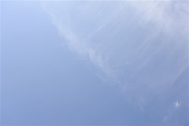 きれいな空です。雲が帯状です