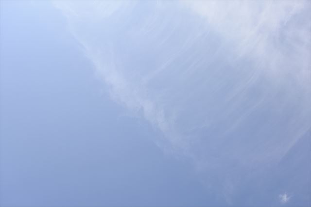 不思議な形の雲を見つけました