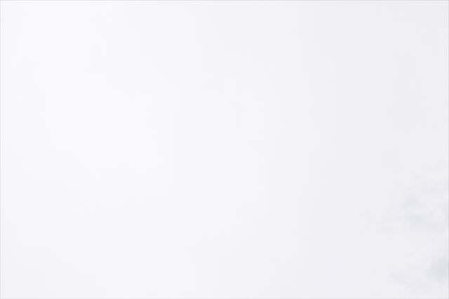 雲で覆われ真っ白な空