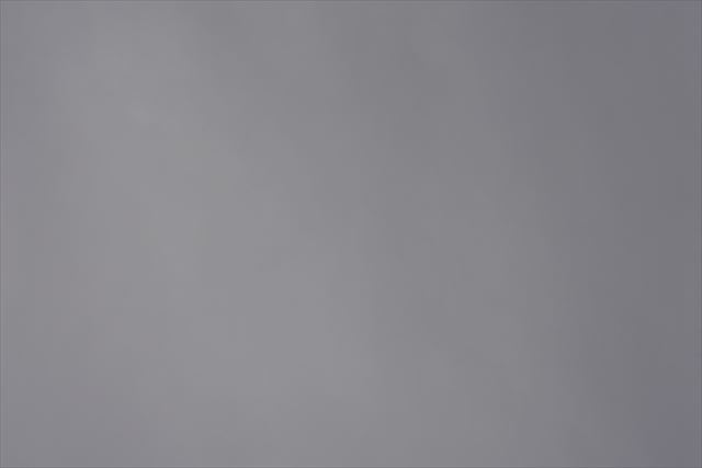 灰色の空。