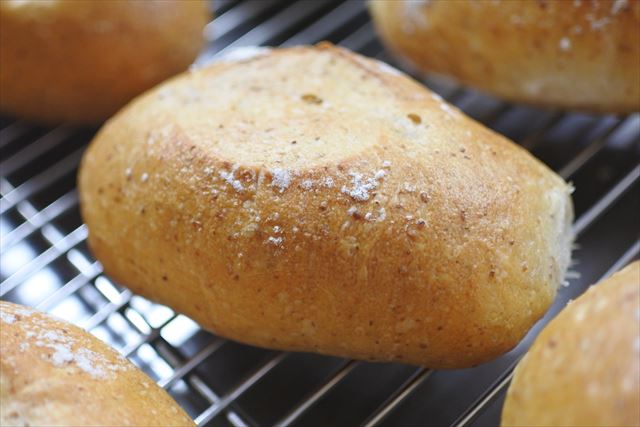 焼き立てのパンは幸せを運んでくる