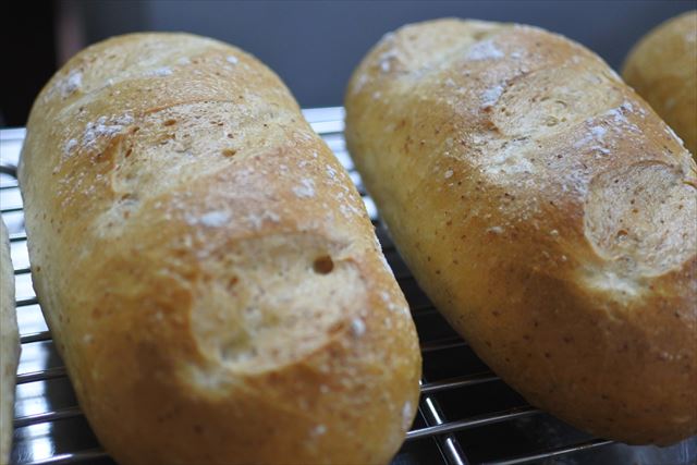 焼き立てのパンがパチパチ音を立てています