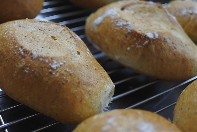 焼き立てのパンを冷ましているところ
