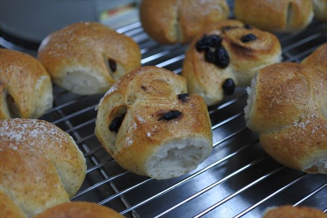 手作りパンの焼き上がり