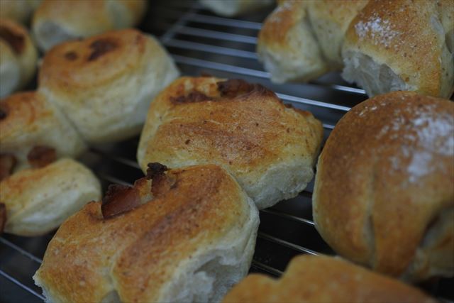 ベーコンをたくさん入れて焼いたパン