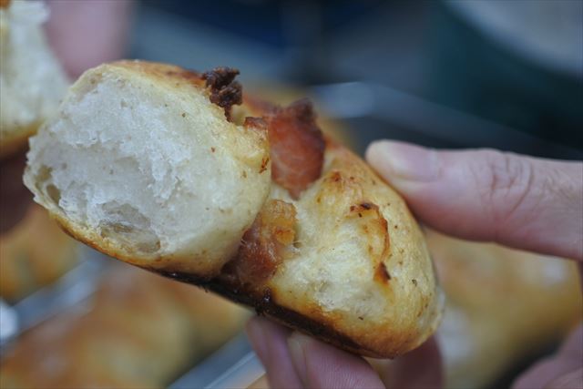 パン屋さんが割ってくれました