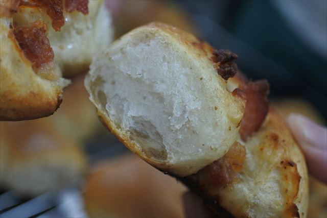 焼き立てのパンを割ってみた