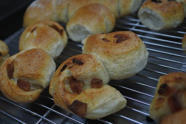 ベーコンがたっぷりと入っているパン