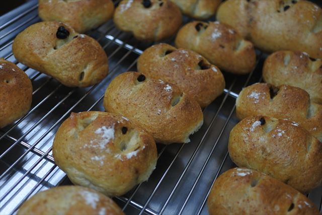 丸いパンが並ぶ