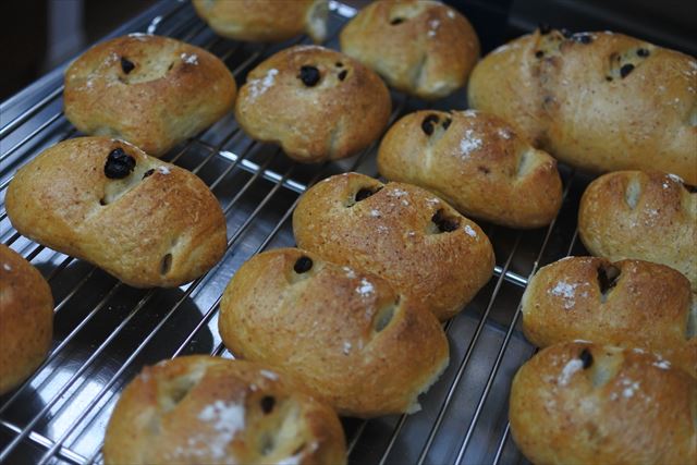 パン屋さんの朝。焼きあがり