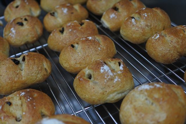 丸いレーズンパンが並んでいる