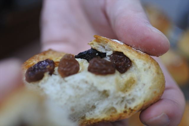 焼き立てのレーズンパンを食べてみる